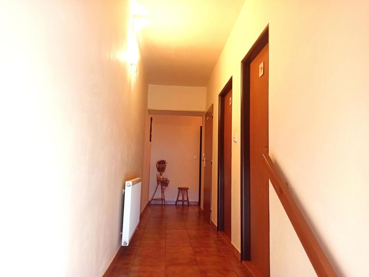 P&P Jicin Apartments - Soukrome 2-3 Luzkove Pokoje S Vlastni Kuchyni A Koupelnou Екстер'єр фото