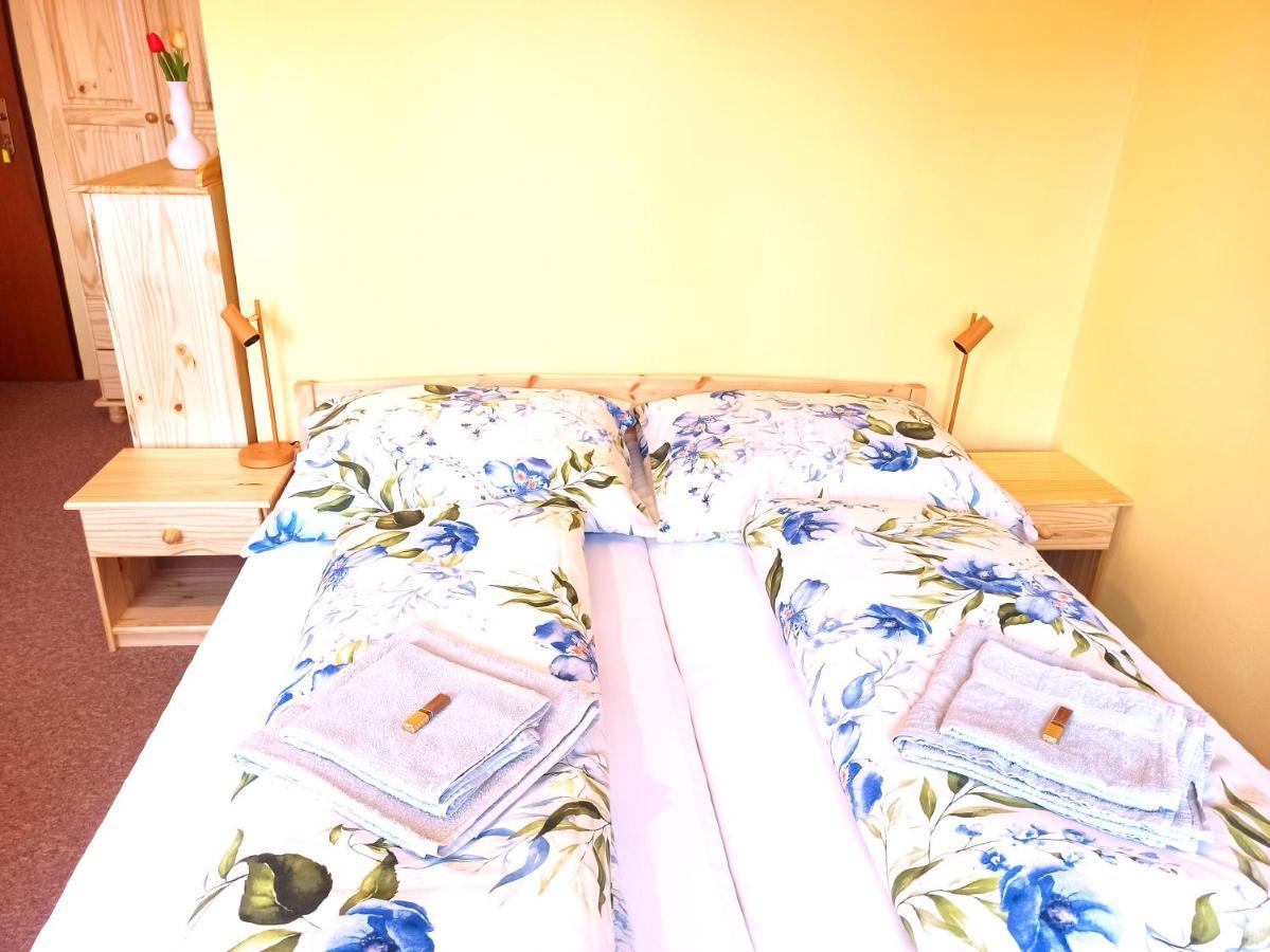 P&P Jicin Apartments - Soukrome 2-3 Luzkove Pokoje S Vlastni Kuchyni A Koupelnou Екстер'єр фото
