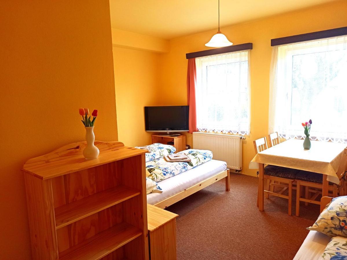 P&P Jicin Apartments - Soukrome 2-3 Luzkove Pokoje S Vlastni Kuchyni A Koupelnou Екстер'єр фото