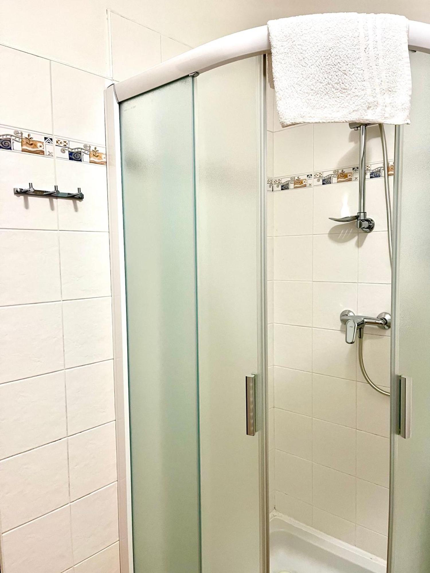 P&P Jicin Apartments - Soukrome 2-3 Luzkove Pokoje S Vlastni Kuchyni A Koupelnou Екстер'єр фото