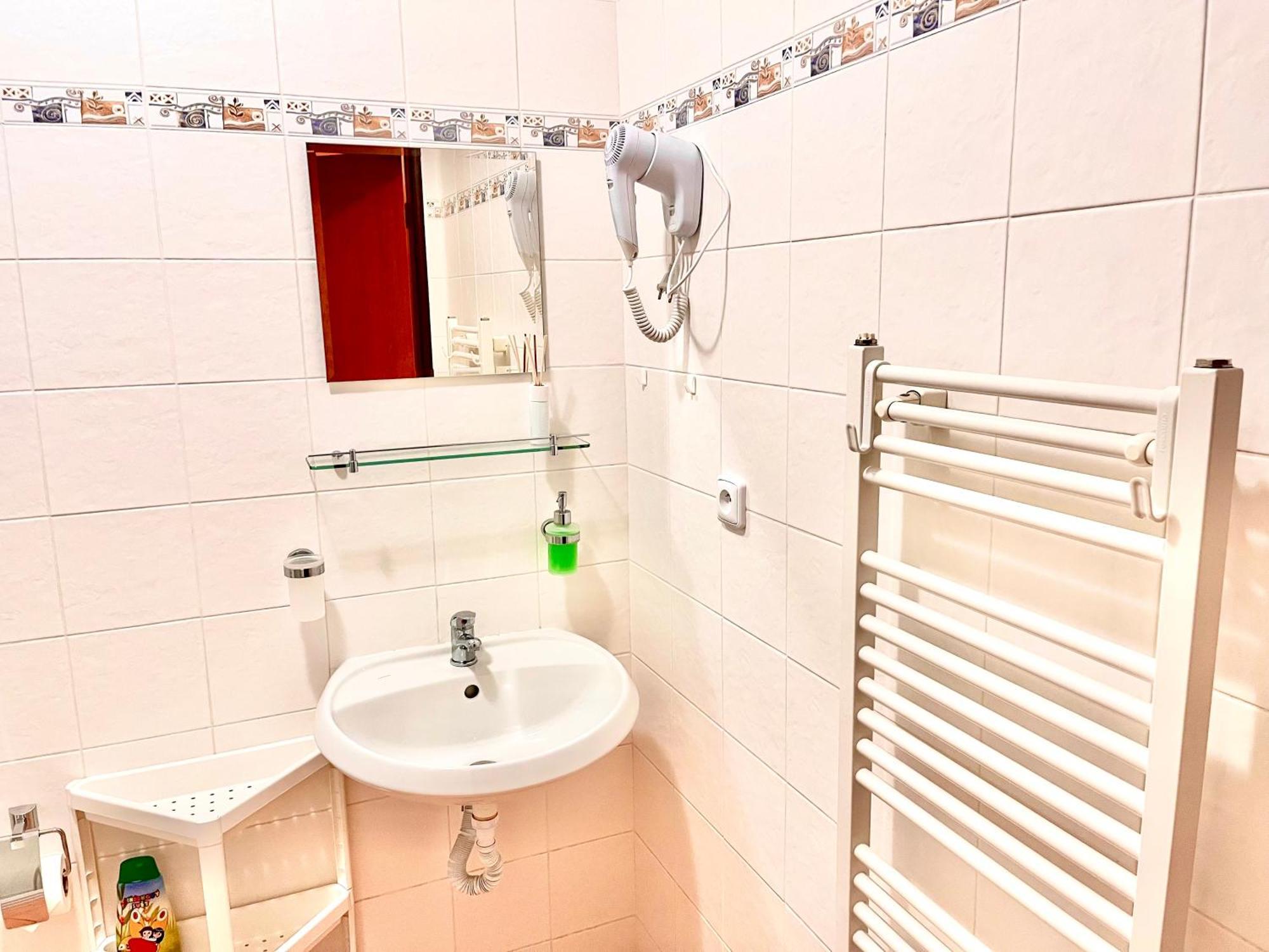 P&P Jicin Apartments - Soukrome 2-3 Luzkove Pokoje S Vlastni Kuchyni A Koupelnou Екстер'єр фото